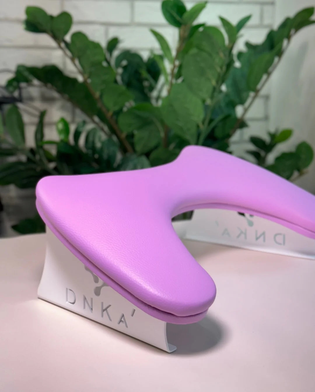 DNKa™ Reposabrazos Anatómico para manicura, color lila.