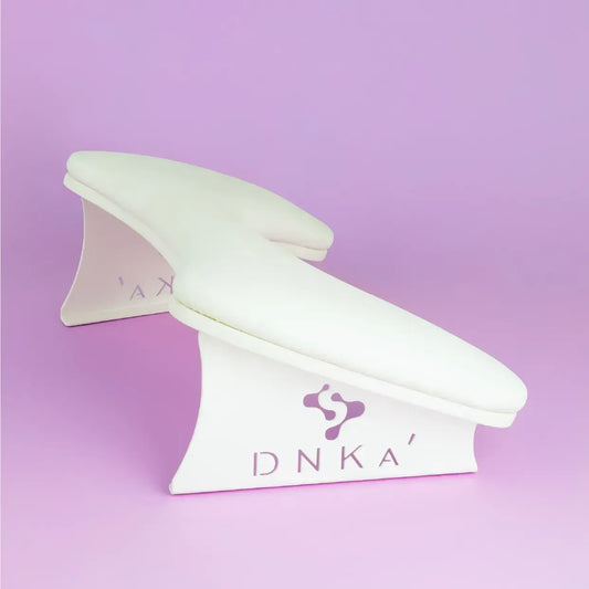 DNKa™ Reposabrazos Anatómico para manicura, color blanco.
