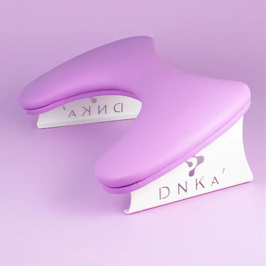 DNKa™ Reposabrazos Anatómico para manicura, color lila.